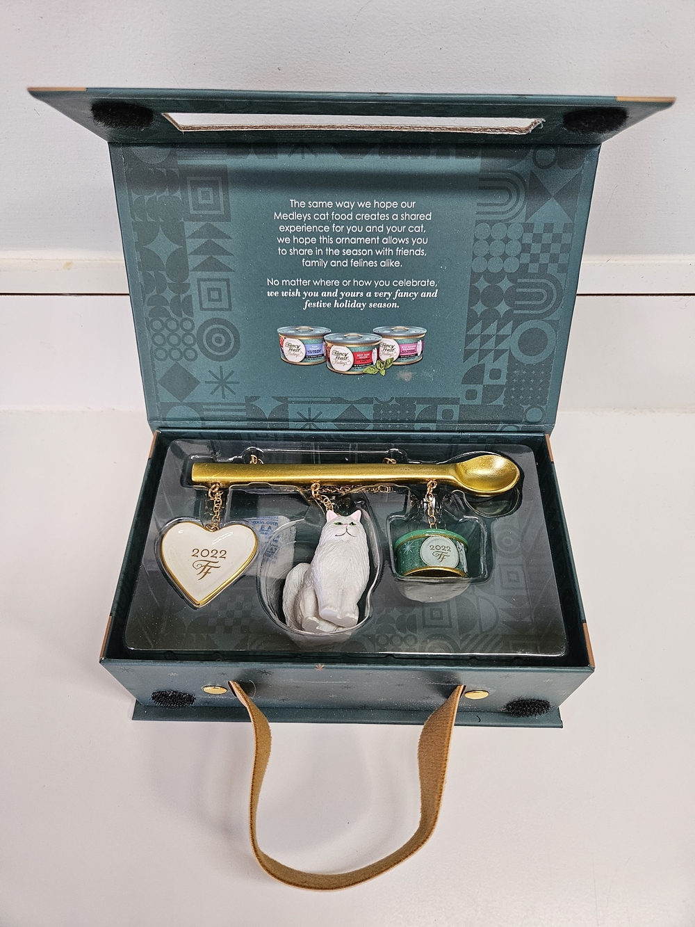 NEW Fancy Feast Limited Edition 2022 White Cat Collectible Ornament Box